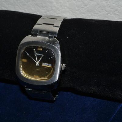 LOT 990. VINTAGE BULOVA WRIST WATCH