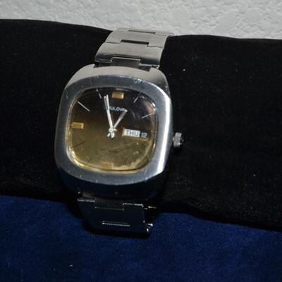 LOT 990. VINTAGE BULOVA WRIST WATCH