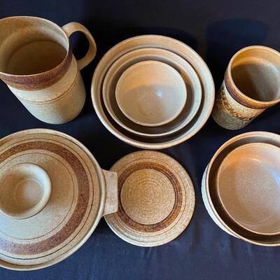 Mid Century Modern crockery kitchen set. 10 pcs. Pretty darn cool !
