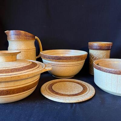 Mid Century Modern crockery kitchen set. 10 pcs. Pretty darn cool !