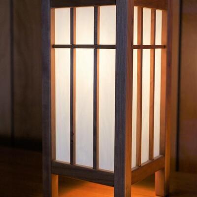 PRAIRIE STYLE TABLE LAMP IN CHERRY WOOD FRAME.