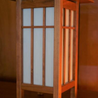 PRAIRIE STYLE TABLE LAMP IN CHERRY WOOD FRAME.