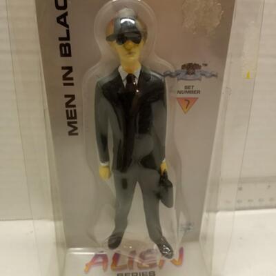 ShadowBox Men In Black #7 Figure With Trading Card Alien Series