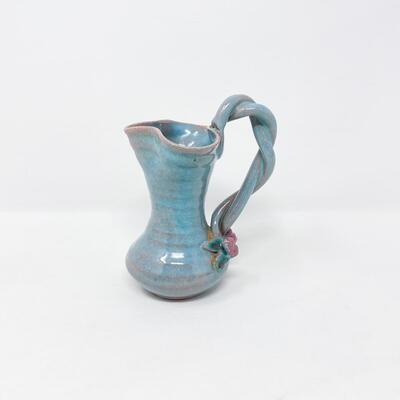 VINTAGE MARY SHORT MINI BLUE PITCHER VASE W/ FLOWERS - TOPEKA ARTIST