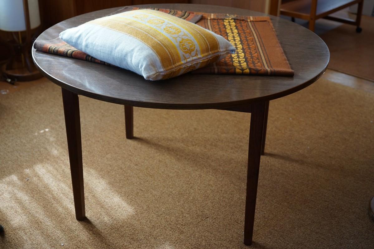1970'S FORMICA TOP ROUND TABLE W/WALNUT LEGS