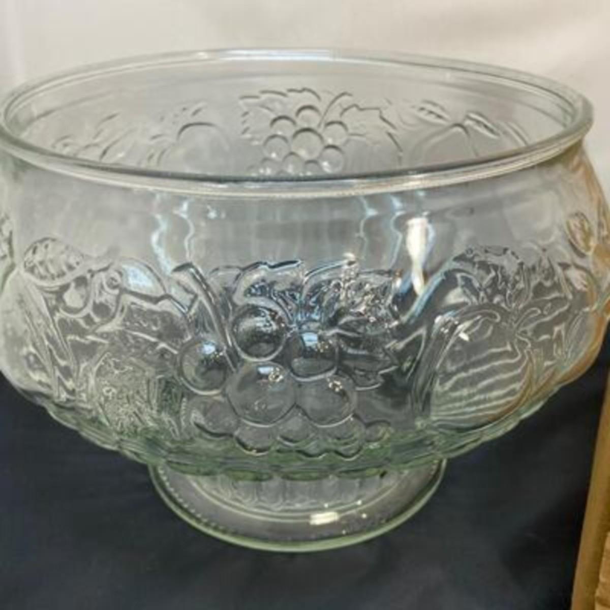 Vintage Jeanette Glass Punch Bowl w 16 Cups