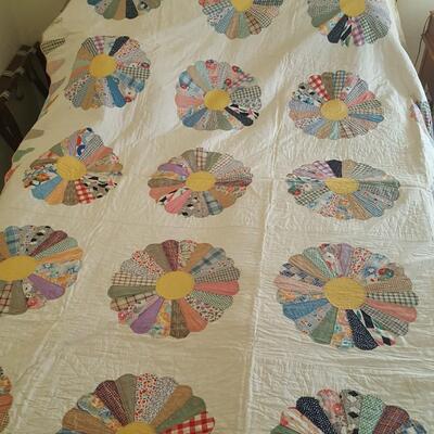 Vintage Handmade Plate Quilt 92