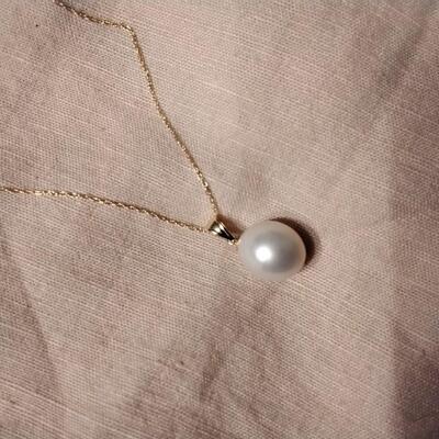 Elegant 10.5 MM South Sea White Pearl with 18k bale on 20
