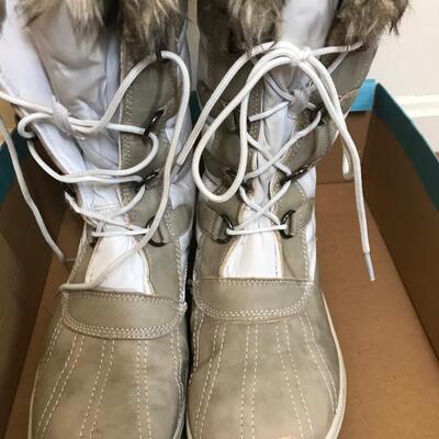 Pair of Womens Rugged Outback Boots size 11