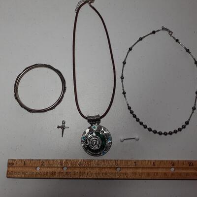 Lot of 5 vintage jewelery