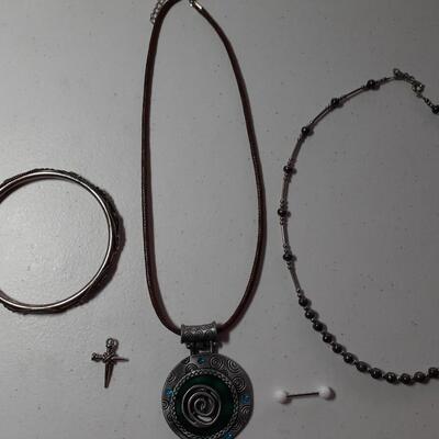 Lot of 5 vintage jewelery