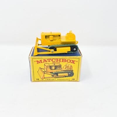 VINTAGE MATCHBOX LESNEY NO. 18 - CATERPILLAR D9 TRACTOR W/ BOX