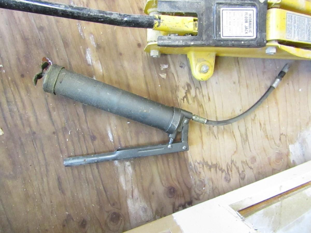 LOT 253 FLOOR AND BOTTLE JACKS, GREASE GUN