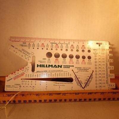 ts2872 - RARE HILLMAN HARDWARE GAUGE - BOLTS NUTS SCREWS BITS TUBING WIRE. FITTINGS
