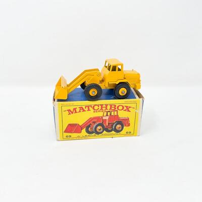 VINTAGE LESNEY MATCHBOX SERIES NO. 69 - HATRA TRACTOR SHOVEL W/ BOX