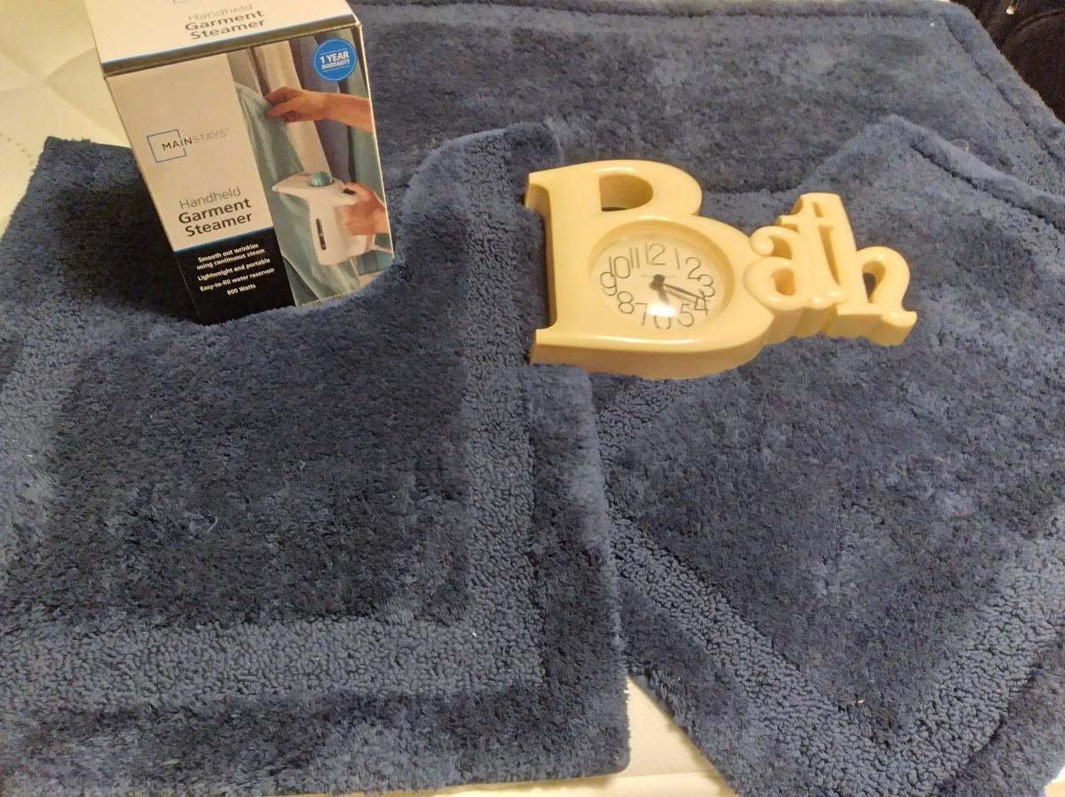 LOT 326 GARMENT STEAMER AND BATHROOM RUGS