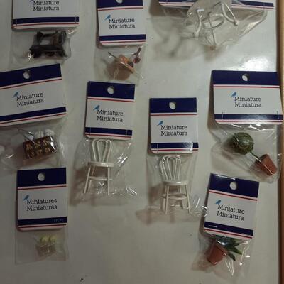 Minatures dollhouse furnishings