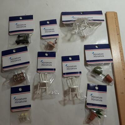 Minatures dollhouse furnishings