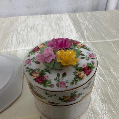 1962 Royal Albert musical trinket box and plate