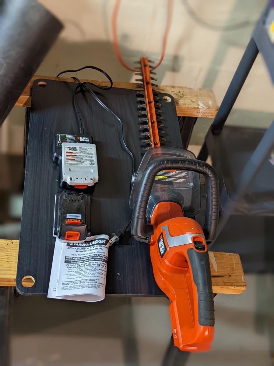 Black and Decker Battery Powered Hedge Trimmer (2 batteries