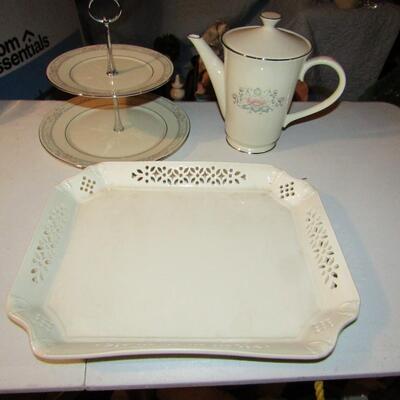 LOT 12  LENOX FINE CHINA TEAPOT AND 2 TIER SERVING TRAY