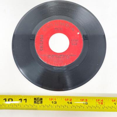 45 RPM CHICAGO 4-45264 "LISTEN/DOES ANYBODY REALLY KNOW WHAT TIME IT IS?" VINYL RECORD SINGLE