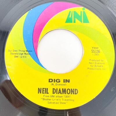 45 RPM NEIL DIAMOND 55136 "SWEET CAROLINE/DIG IN" VINYL RECORD SINGLE
