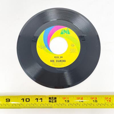 45 RPM NEIL DIAMOND 55136 "SWEET CAROLINE/DIG IN" VINYL RECORD SINGLE