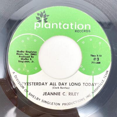 45 RPM JEANNIE C. RILEY 711-336 "HARPER VALLEY P.T.A./YESTERDAY ALL DAY LONG TODAY" VINYL RECORD SINGLE
