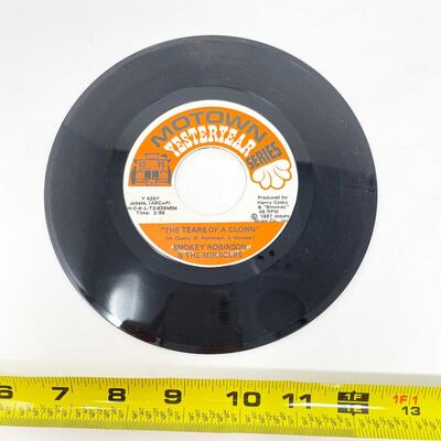 1970 45 RPM SMOKEY ROBINSON & THE MIRACLES Y423F "WHO'S GONNA TAKE THE BLAME/THE TEARS OF A CLOWN" VINYL RECORD SINGLE
