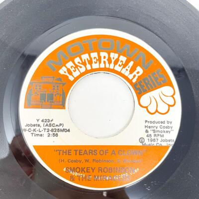 1970 45 RPM SMOKEY ROBINSON & THE MIRACLES Y423F "WHO'S GONNA TAKE THE BLAME/THE TEARS OF A CLOWN" VINYL RECORD SINGLE
