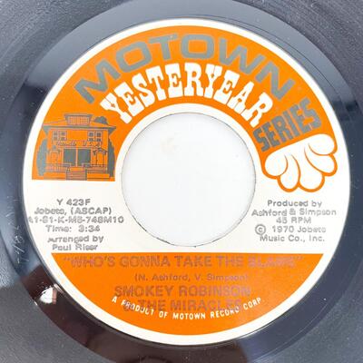 1970 45 RPM SMOKEY ROBINSON & THE MIRACLES Y423F "WHO'S GONNA TAKE THE BLAME/THE TEARS OF A CLOWN" VINYL RECORD SINGLE