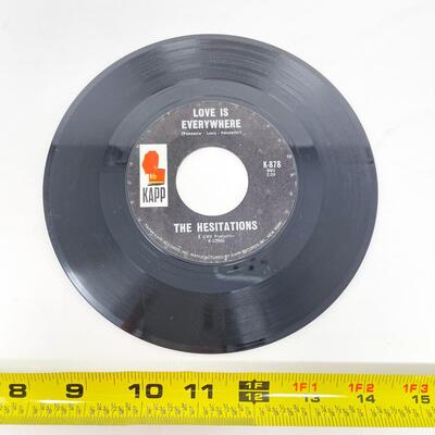 45 RPM THE HESITATIONS K-878 "BORN FREE/LOVE IS EVERYWHERE" VINYL RECORD SINGLE