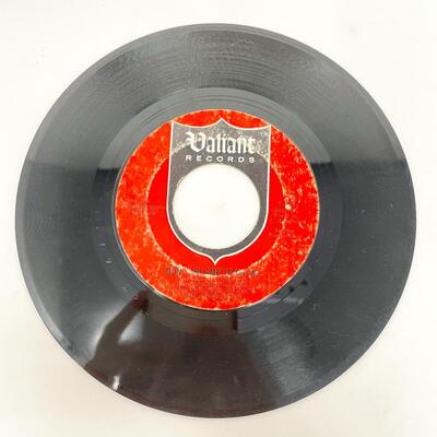 45 RPM THE ASSOCIATION V-747 "DON'T BLAME IT ON ME/CHERISH" VINYL RECORD SINGLE