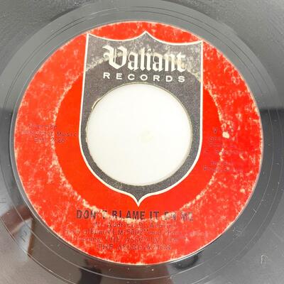 45 RPM THE ASSOCIATION V-747 "DON'T BLAME IT ON ME/CHERISH" VINYL RECORD SINGLE