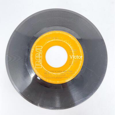 45 RPM JERRY REED 47-9904 â€œTHE PREACHER AND THE BEAR/AMOS MOSESâ€ VINYL RECORD SINGLE