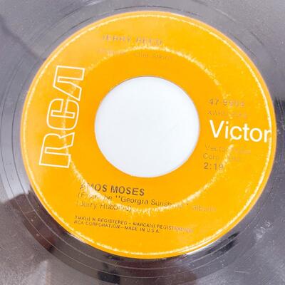 45 RPM JERRY REED 47-9904 â€œTHE PREACHER AND THE BEAR/AMOS MOSESâ€ VINYL RECORD SINGLE
