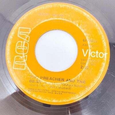 45 RPM JERRY REED 47-9904 â€œTHE PREACHER AND THE BEAR/AMOS MOSESâ€ VINYL RECORD SINGLE