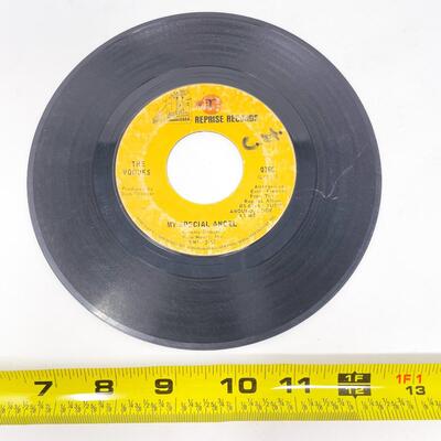 45 RPM THE VOGUES 0766 â€œI NEED IT/MY SPECIAL ANGELâ€ VINYL RECORD SINGLE