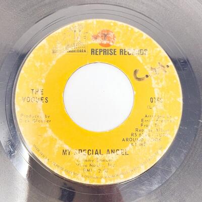 45 RPM THE VOGUES 0766 â€œI NEED IT/MY SPECIAL ANGELâ€ VINYL RECORD SINGLE