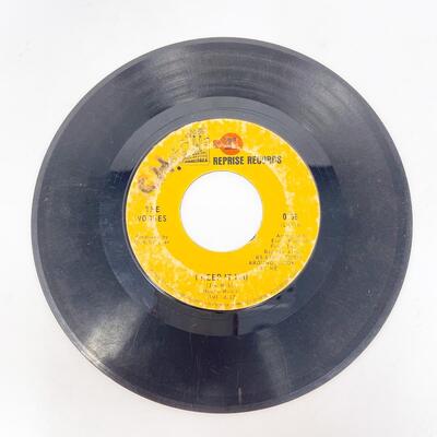45 RPM THE VOGUES 0766 â€œI NEED IT/MY SPECIAL ANGELâ€ VINYL RECORD SINGLE