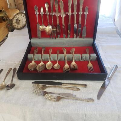 Silver plate Roger's lot 33 matching 12 random flatware