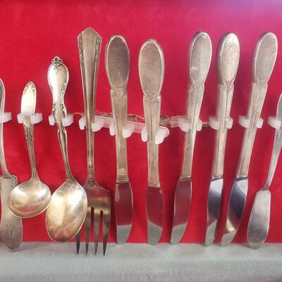 Silver plate Roger's lot 33 matching 12 random flatware