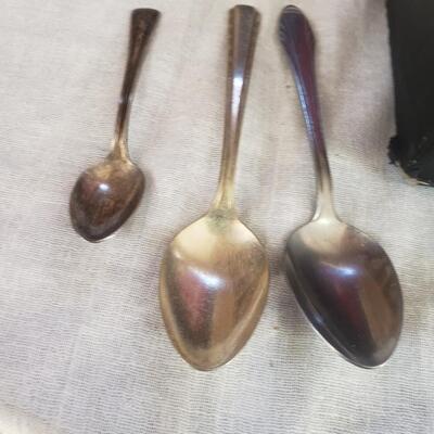 Silver plate Roger's lot 33 matching 12 random flatware