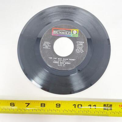 1974 45 RPM THREE DOG NIGHT D-4382 â€œTHE SHOW MUST GO ON/ON THE WAY BACK HOMEâ€ VINYL RECORD SINGLE