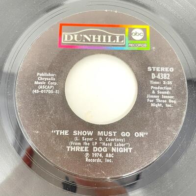 1974 45 RPM THREE DOG NIGHT D-4382 â€œTHE SHOW MUST GO ON/ON THE WAY BACK HOMEâ€ VINYL RECORD SINGLE