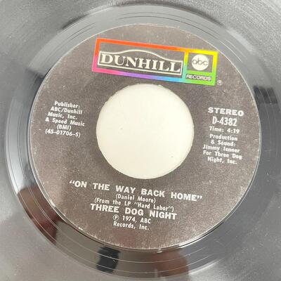 1974 45 RPM THREE DOG NIGHT D-4382 â€œTHE SHOW MUST GO ON/ON THE WAY BACK HOMEâ€ VINYL RECORD SINGLE