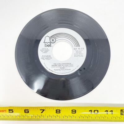 45 RPM DAWN 45-318 â€œI CANâ€™T BELIVE HOW MUCH I LOVE YOU/TIE A YELLOW RIBBON ROUND THE OLE OAK TREEâ€ VINYL RECORD SINGLE