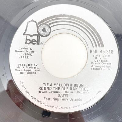 45 RPM DAWN 45-318 â€œI CANâ€™T BELIVE HOW MUCH I LOVE YOU/TIE A YELLOW RIBBON ROUND THE OLE OAK TREEâ€ VINYL RECORD SINGLE
