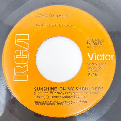1973 45 RPM JOHN DENVER â€œIâ€™D RATHER BE A COWBOY/SUNSHINE ON MY SHOULDERSâ€ VINYL RECORD SINGLE